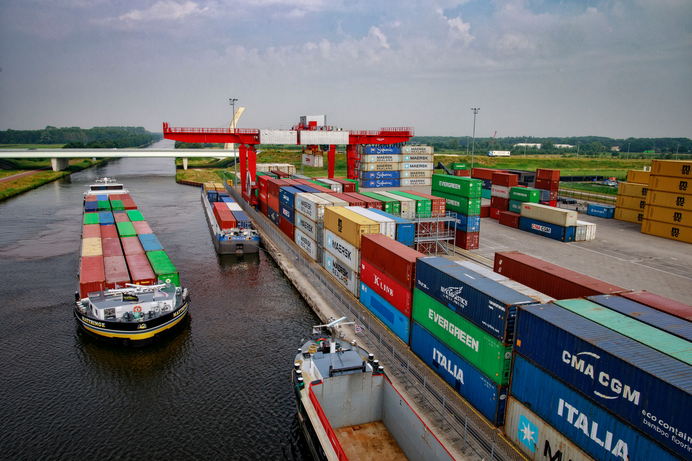 De Tilburgse containerterminal aan het Wilhelminakanaal.