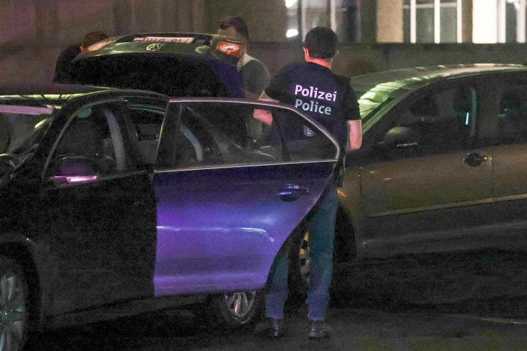 De politieactie tegen de drugs- en wapenhandel dinsdagochtend. Beeld Photo News