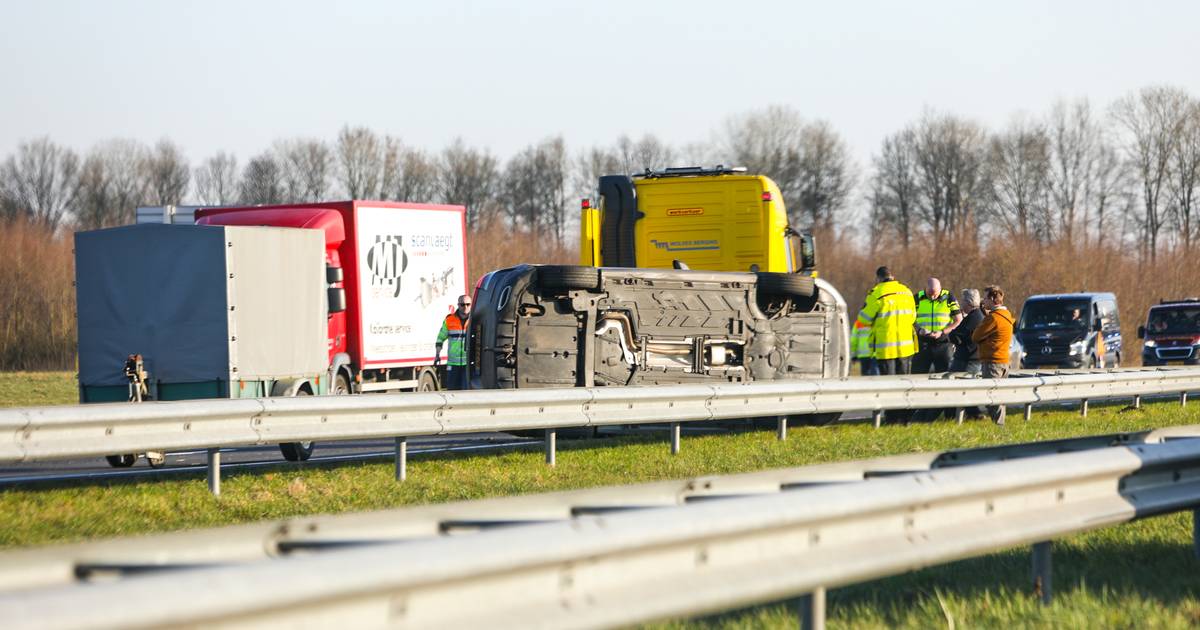Flinke verkeershinder in en rondom Apeldoorn door gekantelde auto op A50.