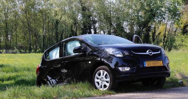 Auto belandt in de sloot door botsing in Haps