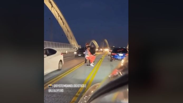 Beeld van de virale video met de kappersstoel op de brug.