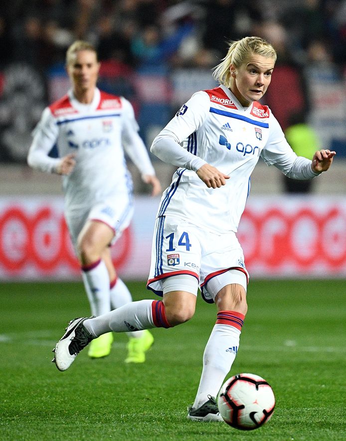 Ada Hegerberg in actie voor Olympique Lyon.