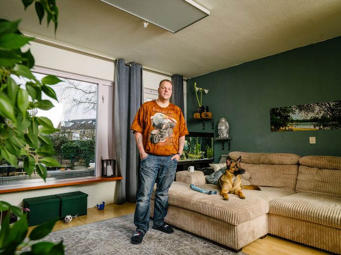 John Spies koos al drie jaar geleden voor infraroodpanelen. ,,De hond kiest altijd dit plekje, pal onder het paneel.’’