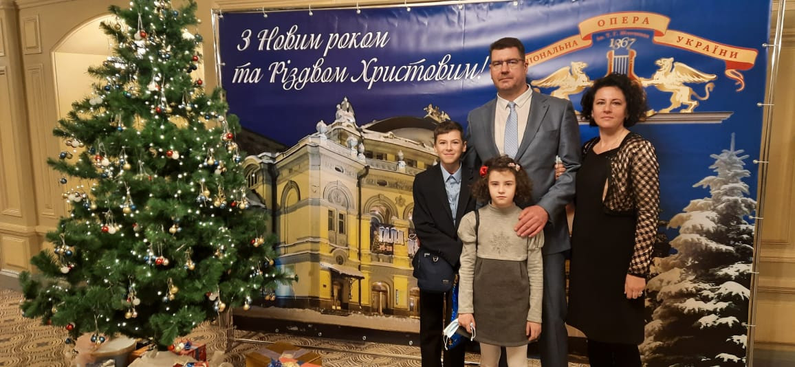 Het gezin Nosko in betere tijden in januari, bij een operabezoek. Vader Mykhailo, moeder Nataliia, zoon Illiya en dochter Maryna.