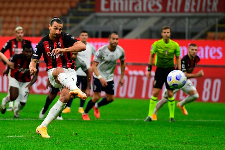 AC Milan-spits Zlatan Ibrahimovic scoort een strafschop tegen Bologna in de Serie A. Beeld AFP