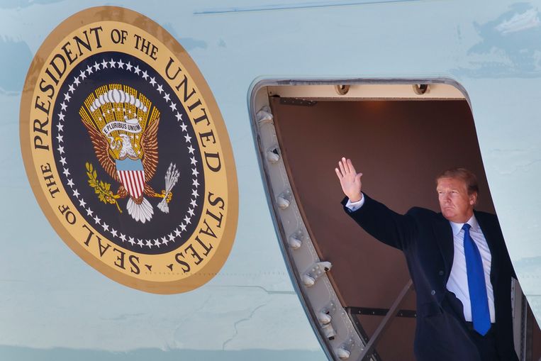 De Amerikaanse president Donald Trump vertrok maandag richting Hanoi voor de top met Kim Jong-un. Beeld AP