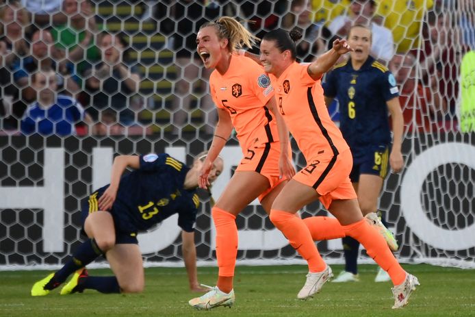 Jill Roord (l) viert haar goal namens de Oranje Leeuwinnen tegen Zweden samen met Sherida Spitse.