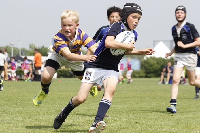 Geen denken aan dat deze jonge rugbyer zijn tegenstander op het Domcity Youth rugbyfestival bij URC laat scoren.