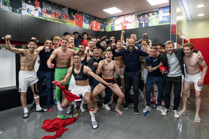 AZ-spelers vieren Europees ticket in de kleedkamer