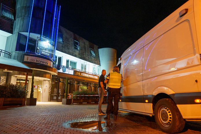 Hulpdiensten bij het casino in Made dat zondagavond is overvallen.