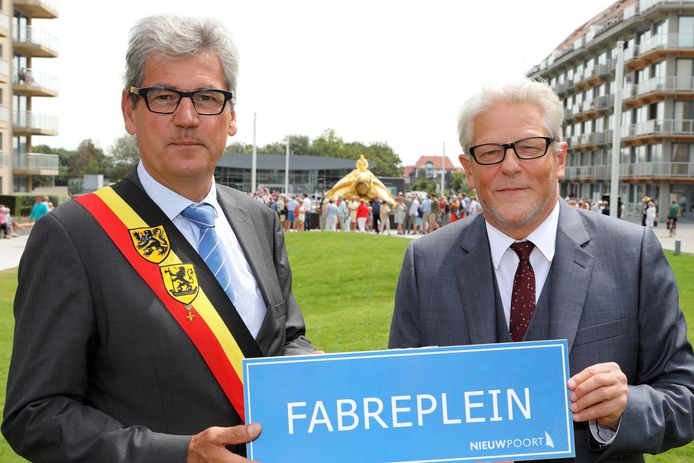 Nieuwpoorts burgemeester Geert Vanden Broucke in 2018 samen met Jan Fabre bij de onthulling van het Fabreplein, een symbolische naam voor het plein