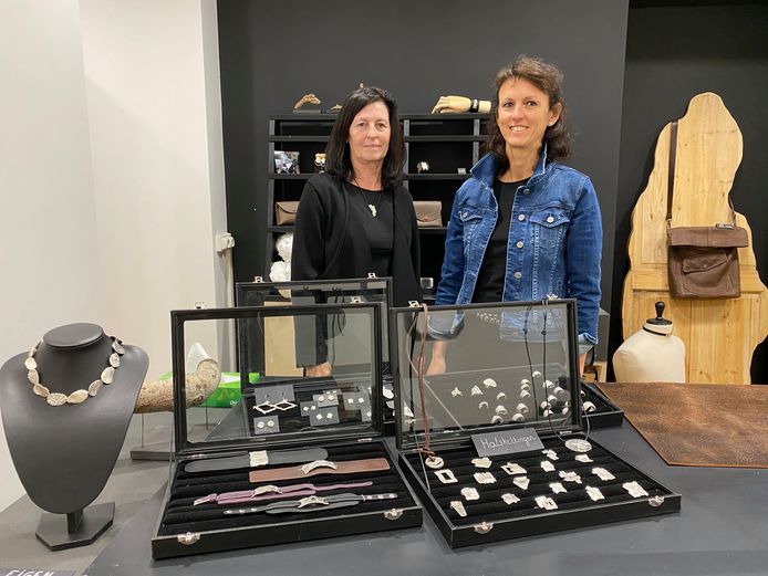 Doris en dochter Ariane in hun tijdelijk winkeltje aan de Nederkouter