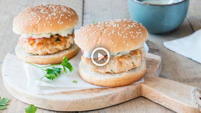 Fastfood sain: burgers maison au poulet et tzatziki
