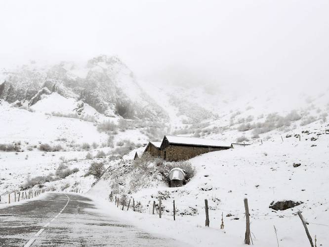 Skiseizoen is geopend: sneeuw valt met bakken uit de lucht in de Alpen
