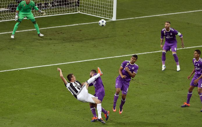 3 juni: Mandzukic tovert in de Champions Leaguefinale tegen Real Madrid een geniale omhaal uit zijn sloffen en brengt de stand op 1-1.