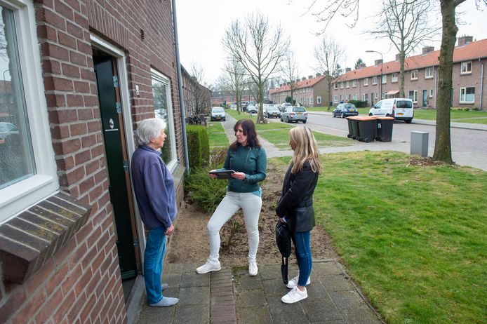 Reina Geerenstein, bewoonster van het Schilderskwartier, zegt in gesprek met Krista Brouwer (rechts) dat ze niet te spreken is over de verloederde tuinen in haar buurt.