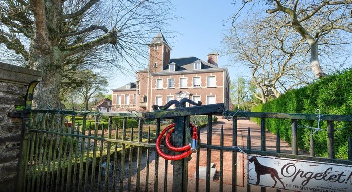 De toegangspoort bij het landhuis