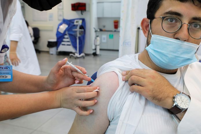 Un Israélien reçoit une troisième dose du vaccin (Beit Shemesh, Israël, 14 octobre)