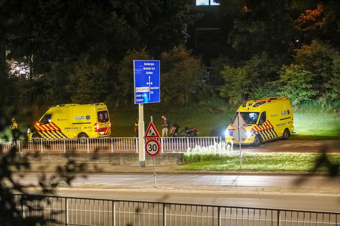 Twee ambulances rukten uit voor een ernstig ongeval met een fietser ter hoogte van de spoortunnel bij de Koning Stadhouderlaan in Apeldoorn.
