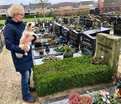 Gé uit Denekamp bezoekt het graf van haar man: ‘Het verdriet is er soms zo ineens’