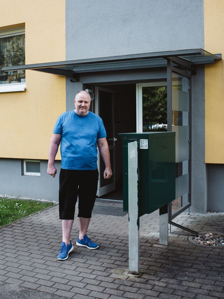 Jörg Hofmann, voor zijn flat, waar Poetin eerder woonde.  Beeld Marcus Reichmann