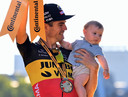 Wout van Aert op het podium in Parijs, met zijn zoontje Georges die in januari werd geboren. Om 23.30 uur vliegt Van Aert alweer naar Japan voor de Olympische Spelen.