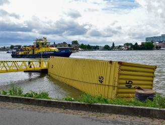 Schip botst tegen Willemsbrug en verliest drie containers: ‘Ik hoorde de schipper vloeken’