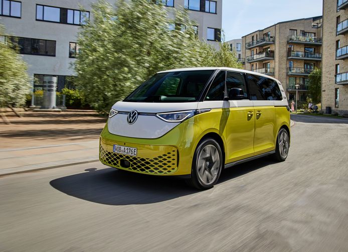 De Volkswagen ID.Buzz valt op en ziet er vrolijk uit. De tweekleurige buitenkant kost wel 1800 euro extra