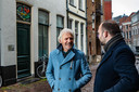 Oude Wesselink loopt met verslaggever Castor van Dillen door de binnenstad op zoek naar de geschiedenis van Go Ahead.