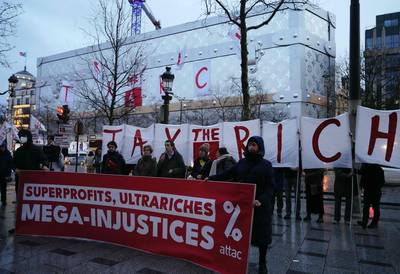 Des militants d'Attac déploient une banderole géante sur le futur hôtel Vuitton à Paris: “Bernard, on veut tes milliards”