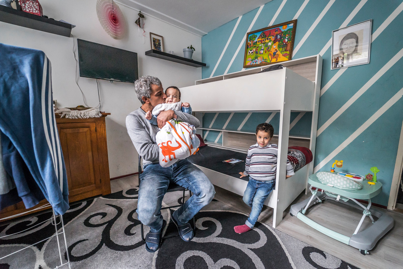 Vader Abdelhamid Shahin met twee van zijn vier kinderen, peuter Omar en baby Ihyia.