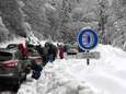 Belgen 'rijden' acht uur om 100 km af te leggen: verkeerschaos door zware sneeuwval in Franse Alpen