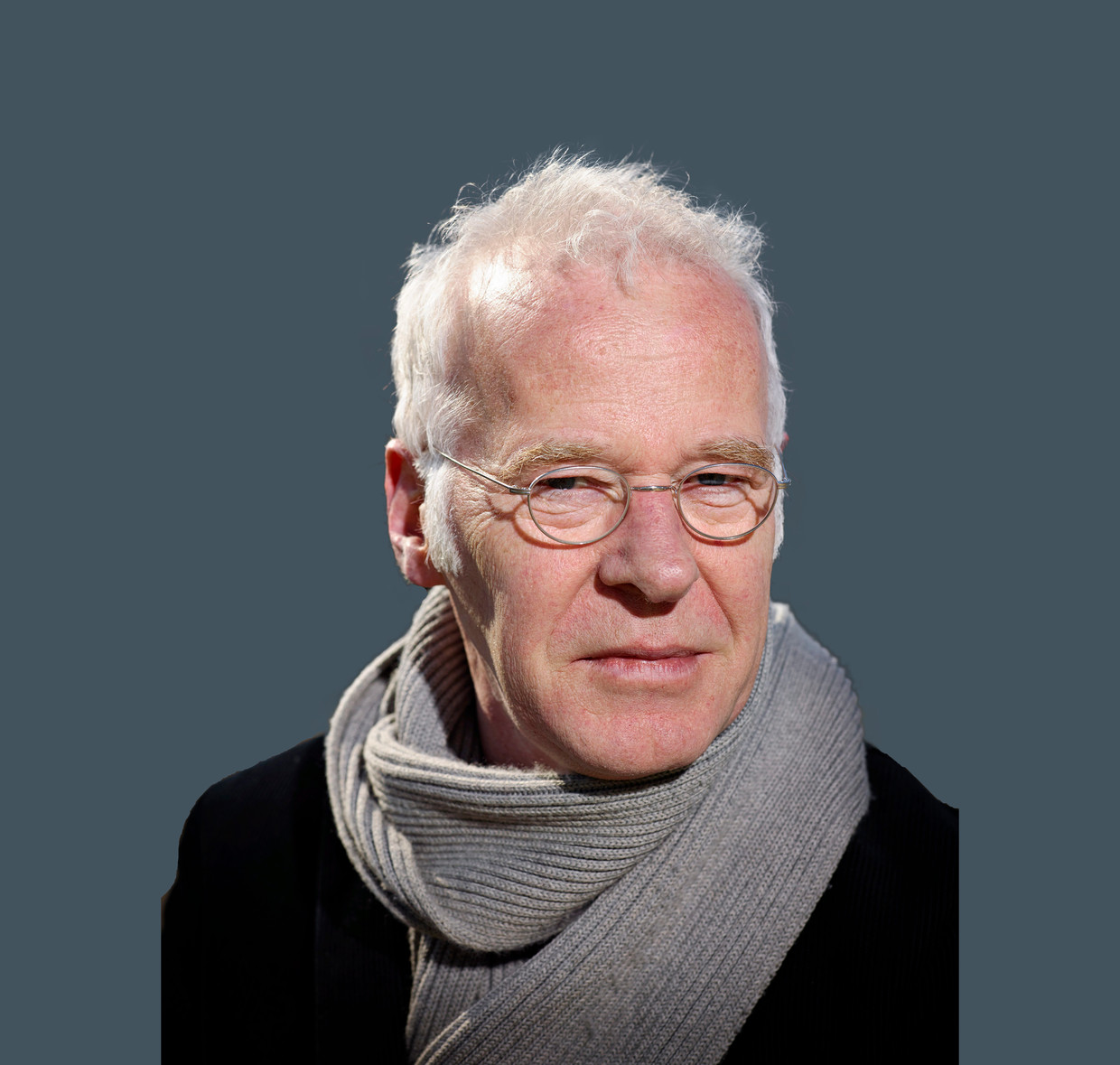 Theo Nijland gebruikt een exemplaar van Jaap Bakkers ‘Rijmbijbel’ uit 2003.  ‘Het is helemaal beduimeld en een beetje goor. Het stinkt ook echt. Ik sleep het altijd met me mee.’ Beeld Merlijn Doomernik