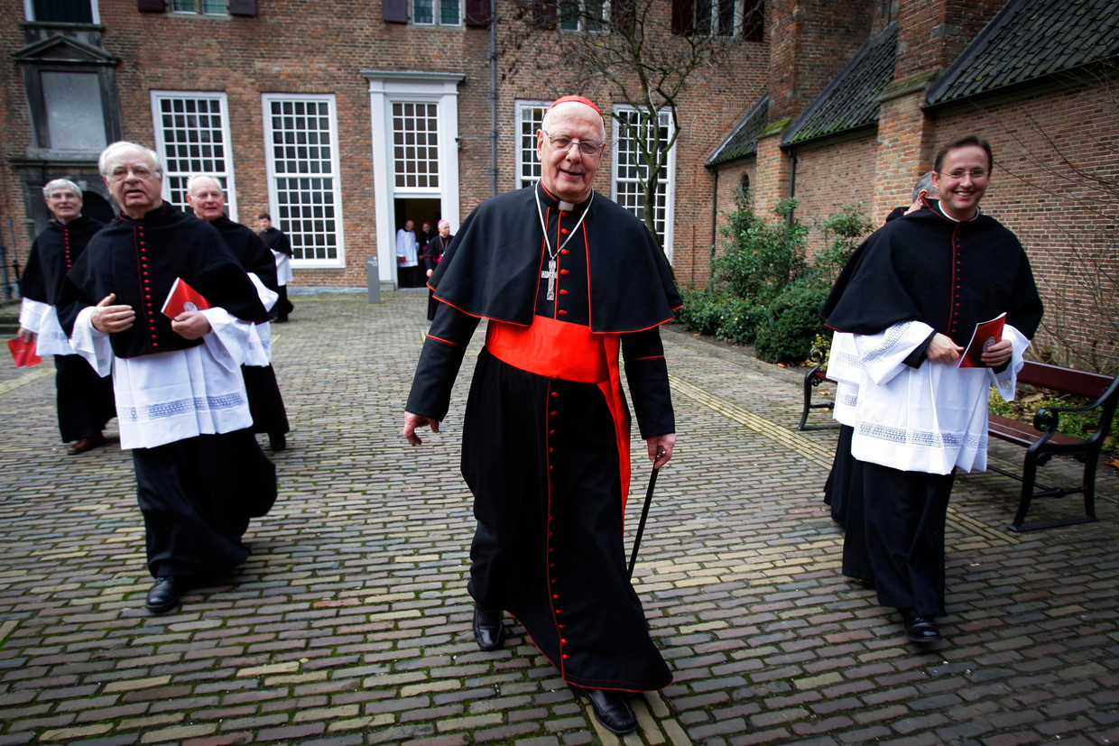 Kardinaal Adrianus Simonis verlaat de kerk bij zijn officiele afscheid als aartsbisschop van Utrecht in 2007. Beeld Hollandse Hoogte/ANP, Robin Utrecht