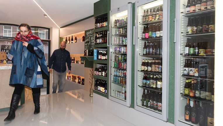 Verschillende soorten bier in de Black Magic Bottle Shop Beeld Marijke Stroucken