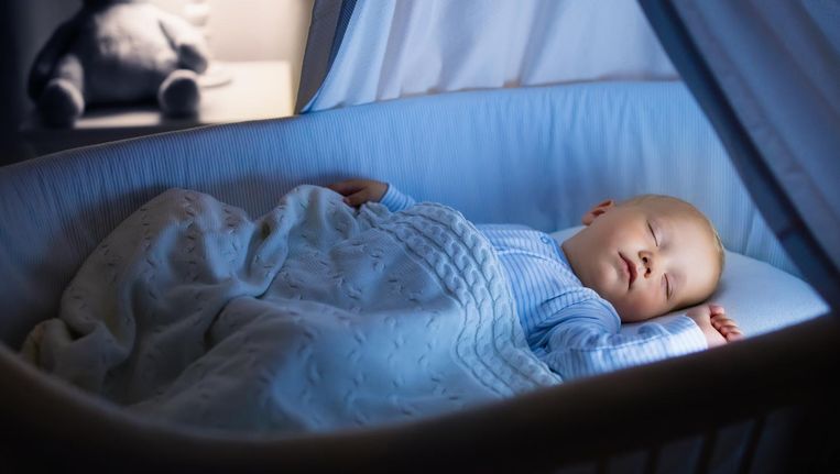 Niet elke baby slaapt als een roosje op zijn rug, maar op de buik leggen is te riskant. Beeld Shutterstock