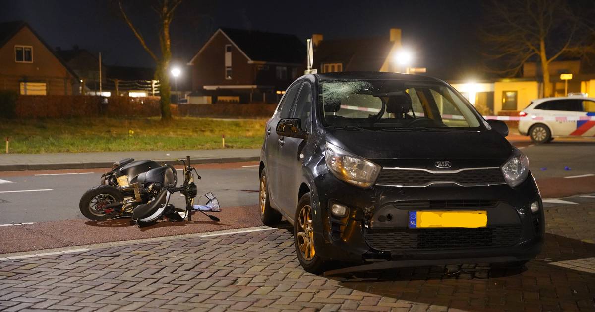 Scooterrijder komt ten val na botsing met auto in Twello.