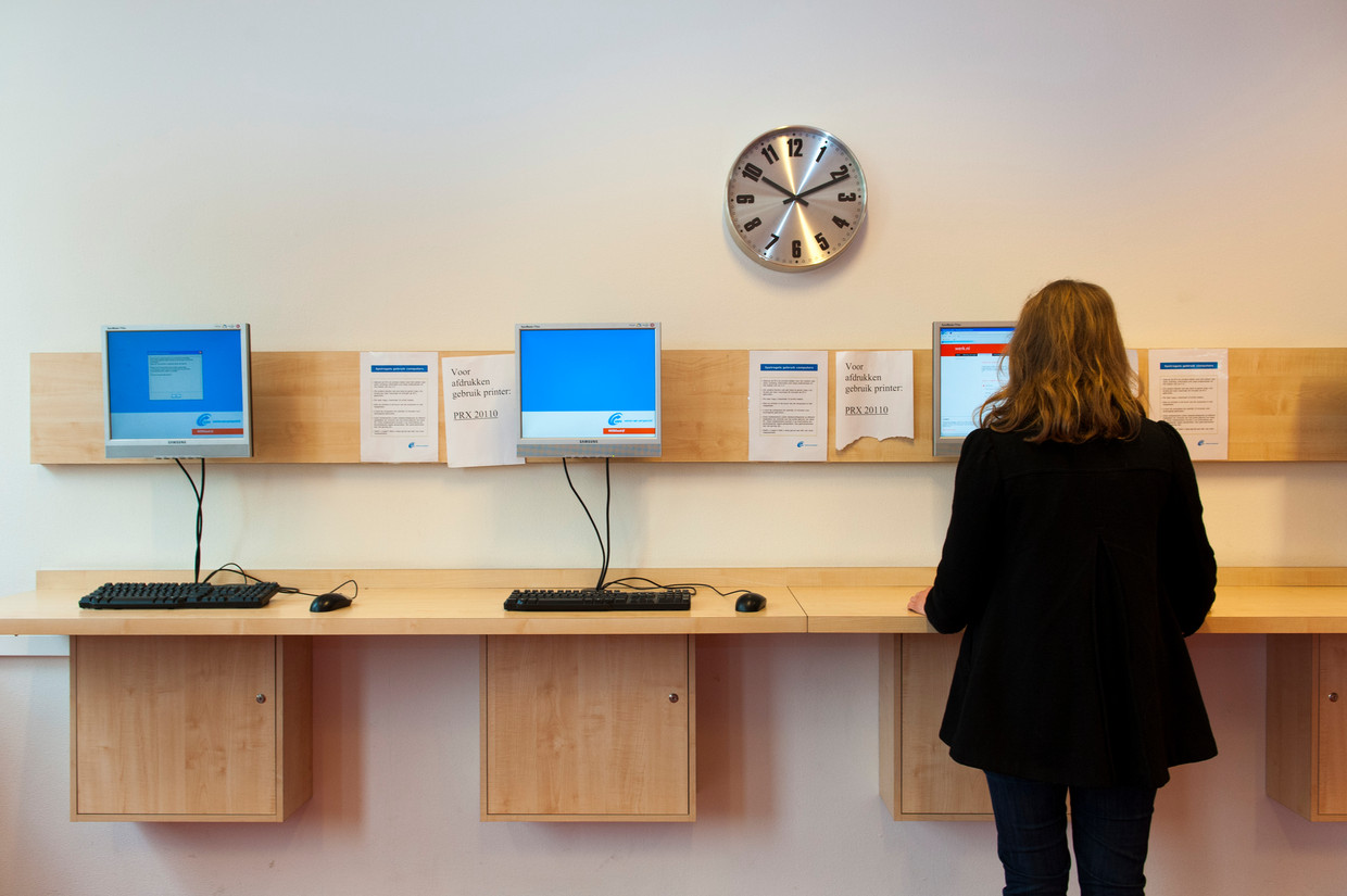 Een jonge vrouw bekijkt vacatures bij het UWV Werkplein in Den Haag. Beeld ANP XTRA / Roos Koole