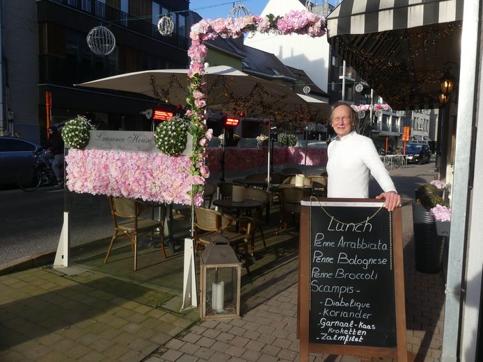 Marc Neirynck aan zijn versierd terras.