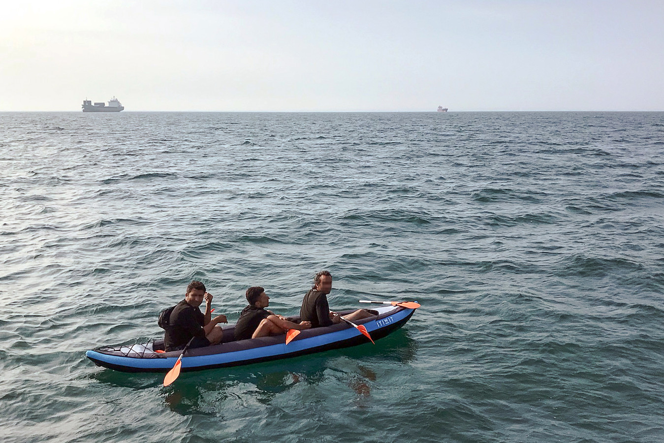 Vluchtelingen proberen regelmatig het Kanaal over te steken, zoals dit kanovarende drietal in augustus vorig jaar.