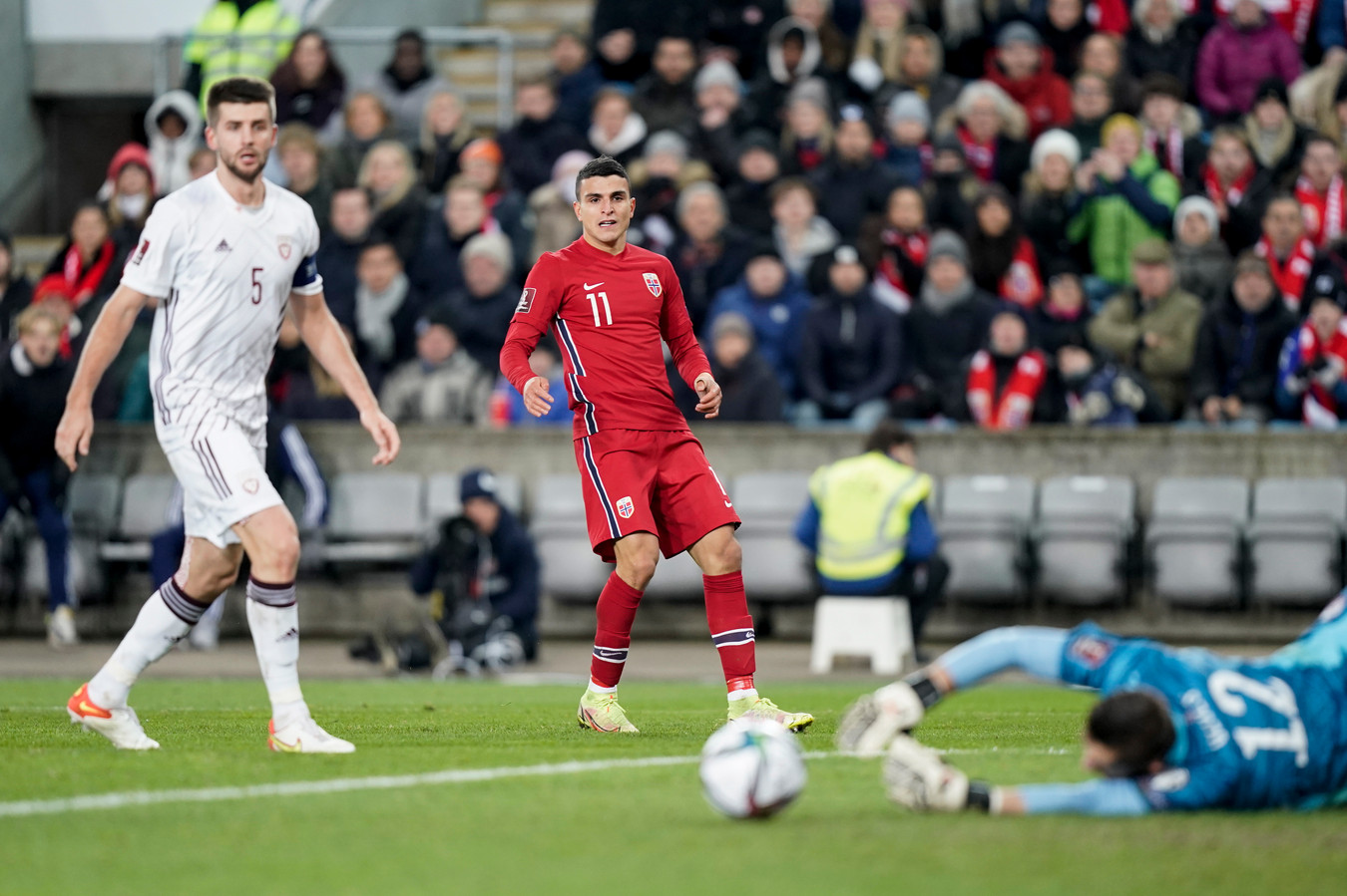 Mohamed Elyounoussi ziet zijn inzet voorlangs gaan.
