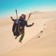 Prachtige beelden van paragliders over de Namibische zandduinen (filmpje)