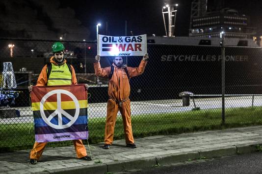 Activisten van Greenpeace in de Haven van Antwerpen.