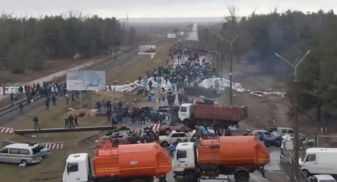 Om de kerncentrale te vrijwaren legden de burgers van Energodar samen met Oekraïense soldaten de afgelopen dagen nog tevergeefs barricades aan.