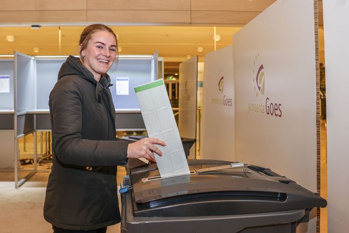 Demi van de Hee (18) uit Goes was gisteren even voor 21 uur de laatste stemmer in het stadskantoor in Goes.
