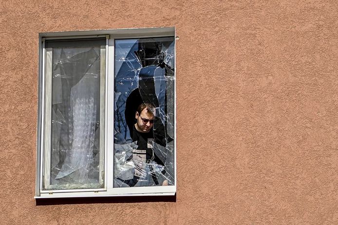 Een inwoner van Belgorod raapt de scherven bijeen na de grootschalige raketaanval op de stad die 650 kilometer verwijderd ligt van Moskou. Twaalf gebouwen, zestien auto's, twee kinderdagverblijven en een school werden geraakt.