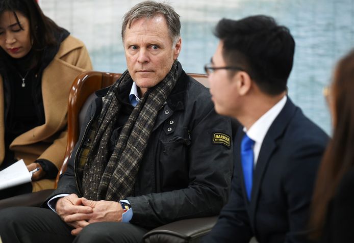 Mike Pence spreekt met de Noord-Koreaanse Ji Seong-ho terwijl Fred Warmbier (in het midden) meeluistert.