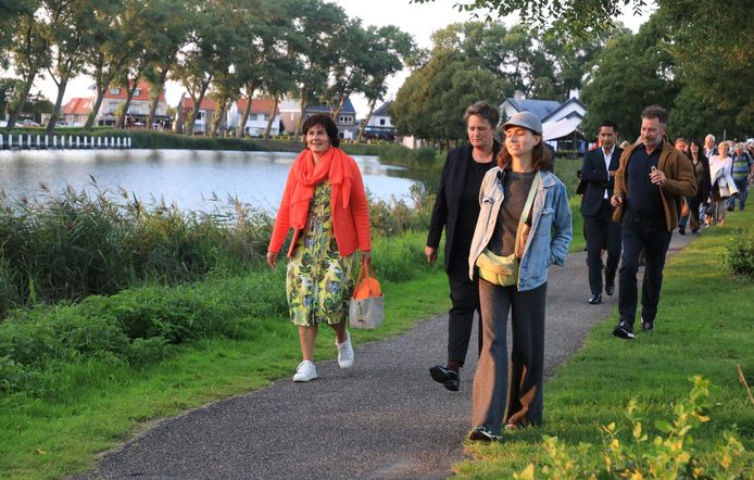 Genodigden op weg naar de speellocatie, met burgemeester Marga Vermue (links)