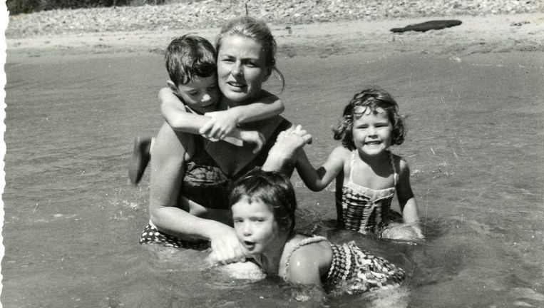 Privéfoto van Ingrid Bergman en haar kinderen. Op de voorgrond: Isabella Rossellini. Beeld .