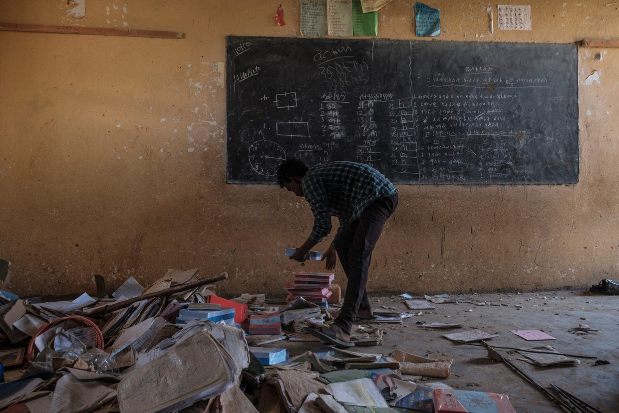 Een vernield klaslokaal in Wukro, ten noorden van Mekele, in Tigray in Ethiopië. Beeld AFP